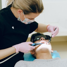 Dentiste avec une expérience professionnelle