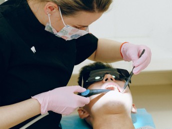 Dentiste avec une expérience professionnelle